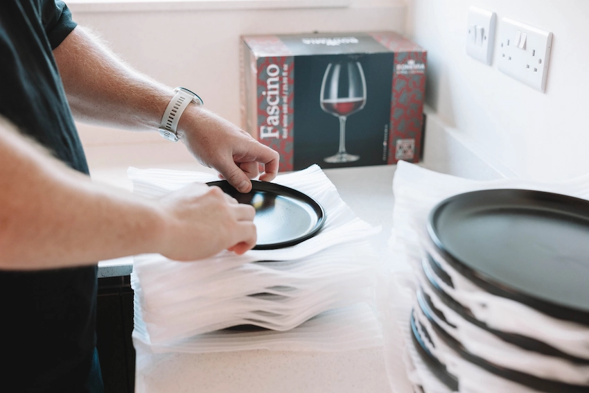ShiftMate packer wrapping plates with protective foam for safe transport